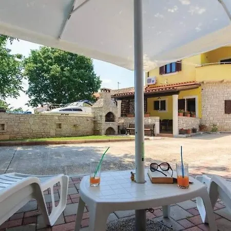 Matija Rebici- Cozy Getaway With Jacuzzi & Kid's Playground Apartment