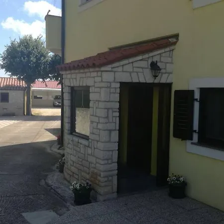 Apartment Matija Rebici- Cozy Getaway With Jacuzzi & Kid's Playground Rebici