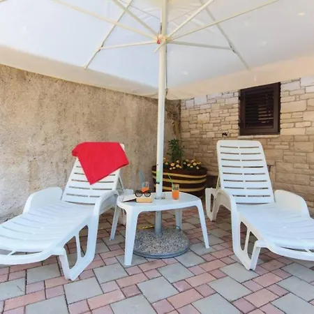 Matija Rebici- Cozy Getaway With Jacuzzi & Kid's Playground *