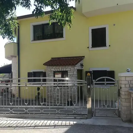 Matija Rebici- Cozy Getaway With Jacuzzi & Kid's Playground Apartment