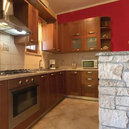 Matija Rebici- Cozy Getaway With Jacuzzi & Kid's Playground