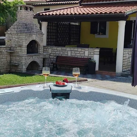 Matija Rebici- Cozy Getaway With Jacuzzi & Kid's Playground Rebici