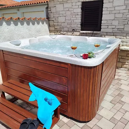 Matija Rebici- Cozy Getaway With Jacuzzi & Kid's Playground * Rebici