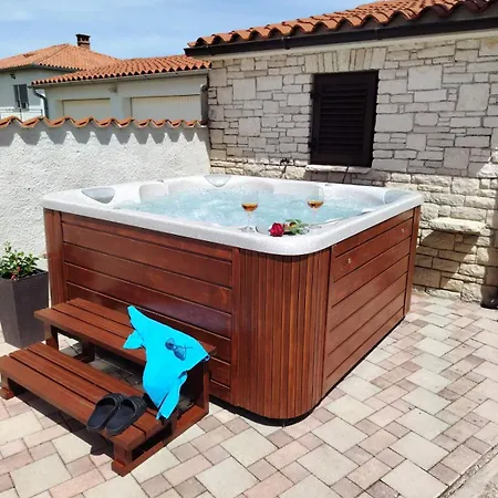 Matija Rebici- Cozy Getaway With Jacuzzi & Kid's Playground